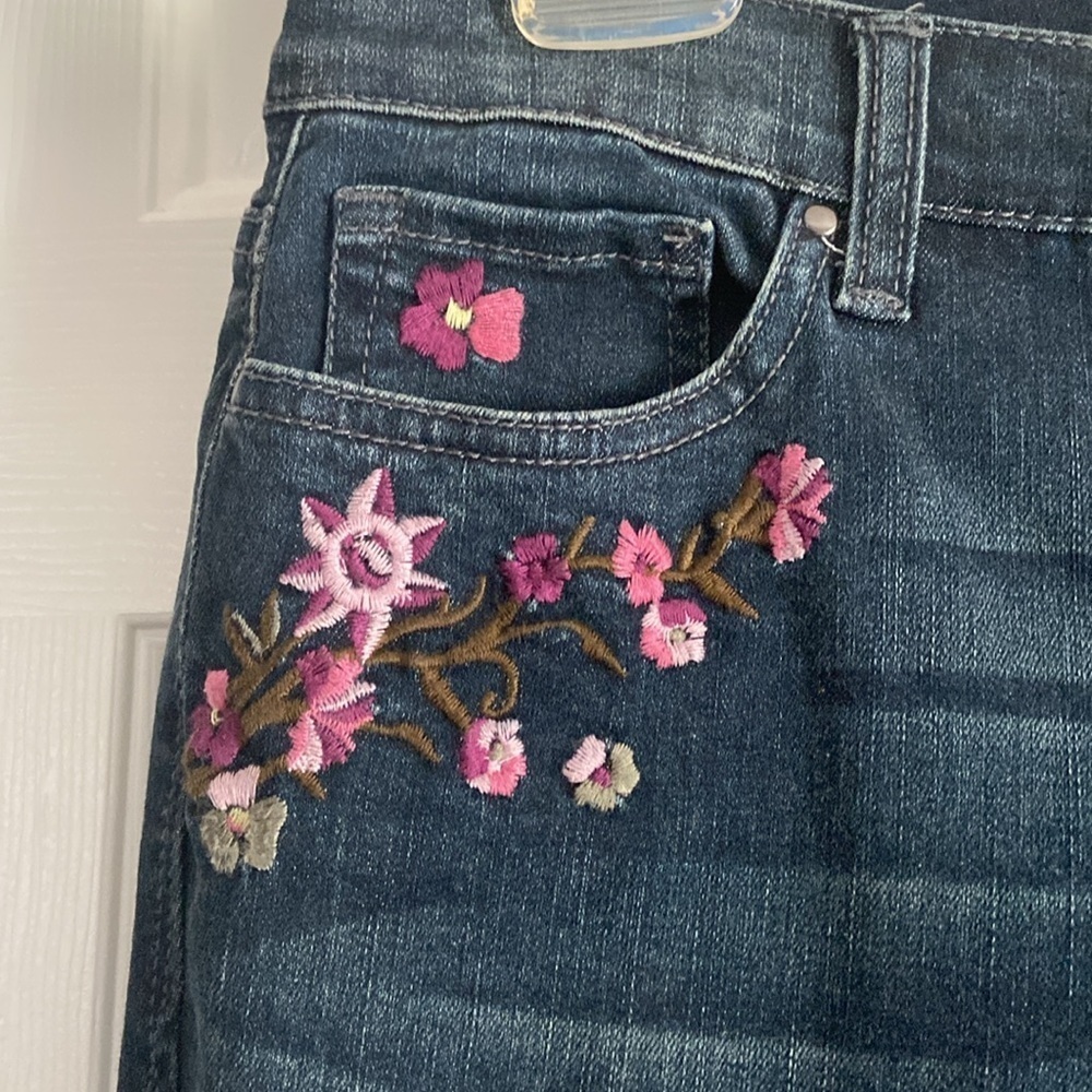 Crown & Ivy Women’s Floral Embroidered Dark Wash Mid Rise Skinny Jeans Size 10R - Picture 3 of 9